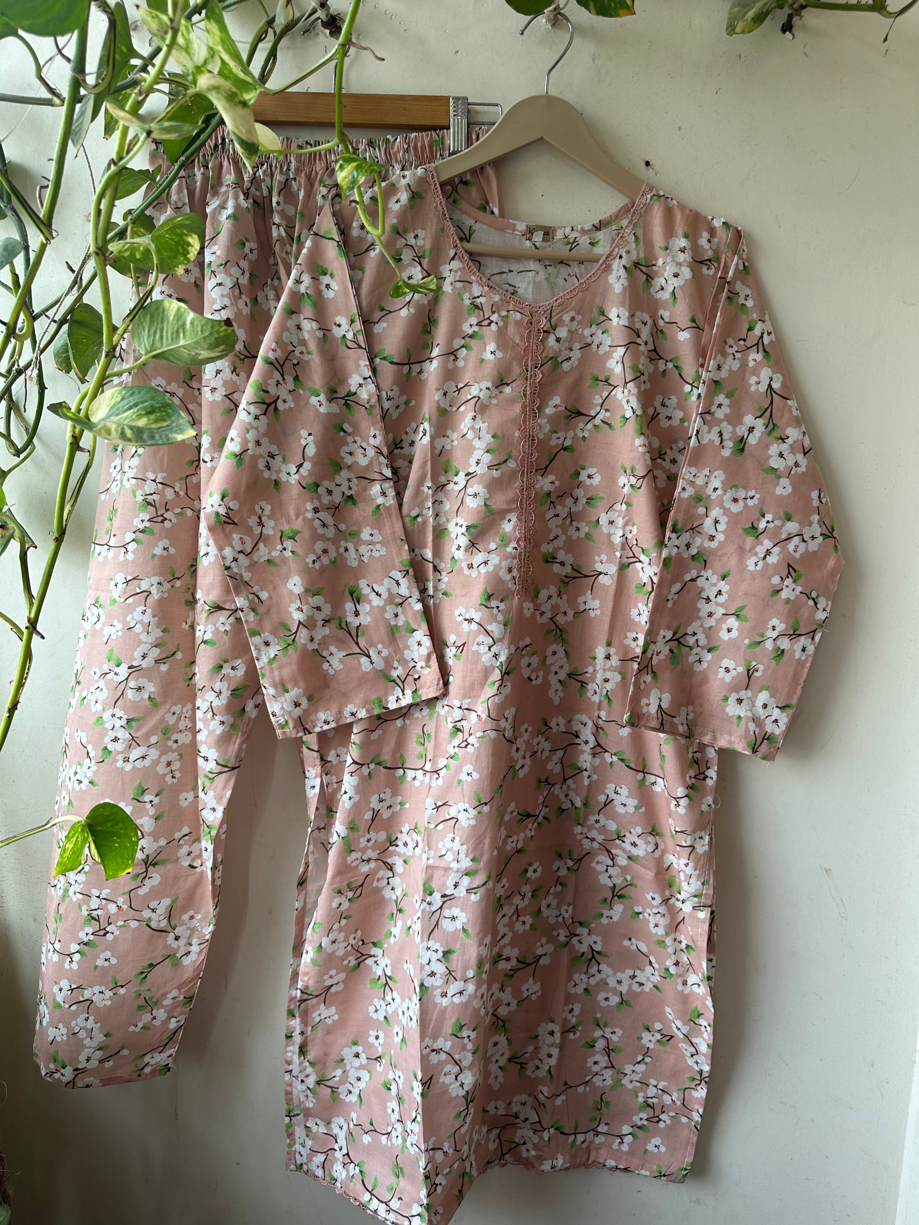 Creamy daisy lawn